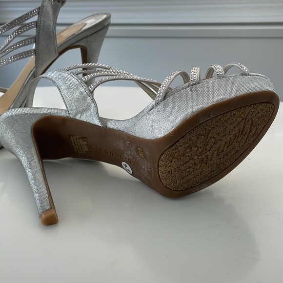 Sz 9.5 Gianni Bini Silver Strappy Sandals - Picture 2 of 4